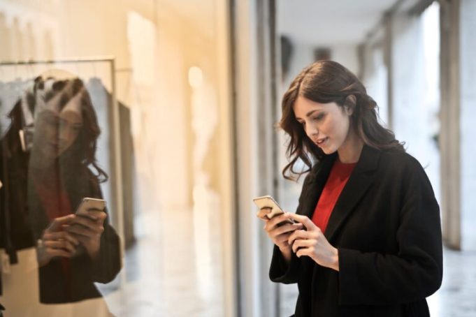 how-digital-first-experiences-are-redefining-consumer-expectations-in-the-uae